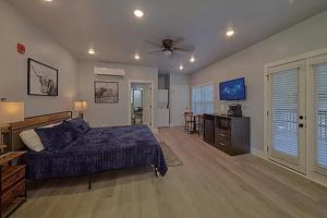 Un dormitorio con una cama, una cómoda y un televisor. en #5 Studio Town Place 2, en Sevierville