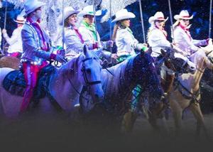 un grupo de personas montando caballos en la nieve en #5 Studio Town Place 2, en Sevierville
