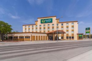 an empty street in front of a hotel building at Quality Inn & Suites in Winnipeg