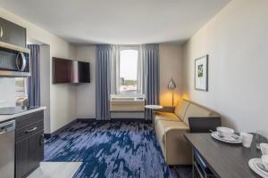 Η κουζίνα ή μικρή κουζίνα στο Quality Inn & Suites