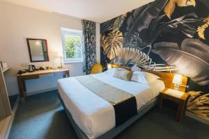 Logis Hôtel la Grassinais Saint-Malo客房内的一张或多张床位