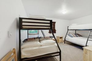 a bedroom with two bunk beds in a room at Brooke and Dan's Retreat -3 bedroom home plus a 2 bedroom apartment in Government Camp