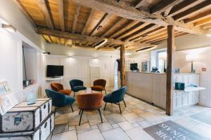 圣马洛Logis Hôtel la Grassinais Saint-Malo的带桌椅的客厅