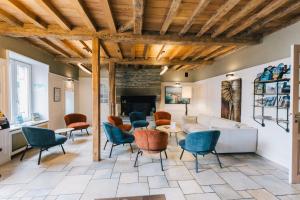 Logis Hôtel la Grassinais Saint-Malo的休息区
