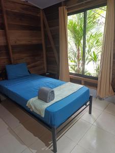 マンサニージョにあるcasa solの大きな窓のある部屋のベッド