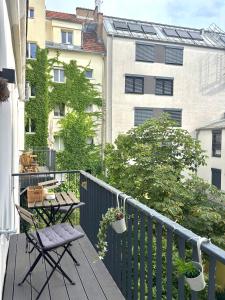 Un balcón con dos sillas y una mesa. en Vienna Nest, central and quiet with balcony and garden, self check-in, en Viena