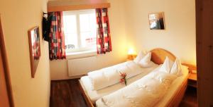 A bed or beds in a room at Pension- Appartement Kristall
