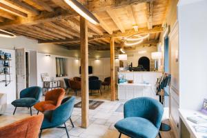 Logis Hôtel la Grassinais Saint-Malo的休息区