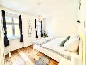 Un dormitorio con una cama y una ventana en Vienna Nest, central and quiet with balcony and garden, self check-in, en Viena