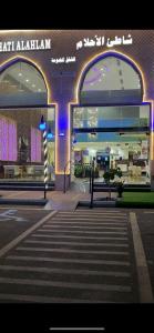 延布منتجع شاطي الاحلام的商场前的商店 更多37张照片
