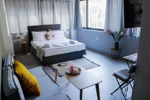 アテネにあるATG Luxury apartment Acropolisのベッドルーム1室(ベッド1台、コーヒーテーブル付)