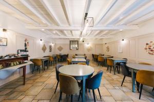 Logis Hôtel la Grassinais Saint-Malo餐厅或其他用餐的地方