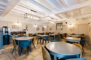 Logis Hôtel la Grassinais Saint-Malo餐厅或其他用餐的地方