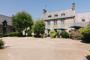 Logis Hôtel la Grassinais Saint-Malo外面的花园