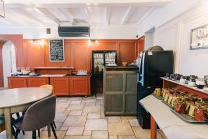 Logis Hôtel la Grassinais Saint-Malo的厨房或小厨房