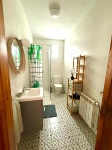 un baño con lavabo e inodoro en Apartamento a Un Paso de la Playa de Tapia, en Tapia de Casariego