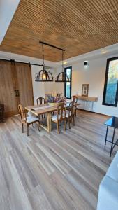 a dining room with a table and chairs at Casa Reserva Vip in Ciudad Lujan de Cuyo