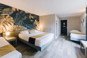 Logis Hôtel la Grassinais Saint-Malo客房内的一张或多张床位