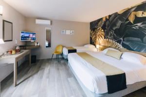 Logis Hôtel la Grassinais Saint-Malo客房内的一张或多张床位