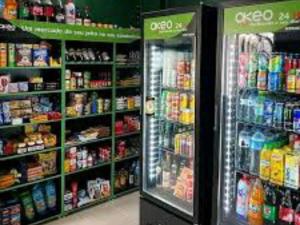 a grocery store aisle with a cooler in a store at Mar de Itaparica 2 quartos, apenas 450 metros da praia in Vila Velha