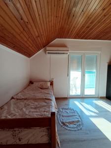 Ένα ή περισσότερα κρεβάτια σε δωμάτιο στο Vikendica "Odmor" - Jablaničko jezero