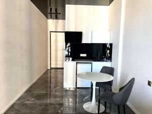 eine Küche mit Tisch, Stühlen und Fernseher in der Unterkunft HDapartment in Angisa
