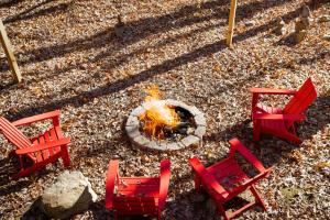 Φωτογραφία από το άλμπουμ του Cozy Cabin w Lake, Hot Tub, Huge Deck & Fire Pit σε Lost City