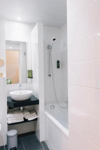 圣马洛Logis Hôtel la Grassinais Saint-Malo的带水槽和淋浴的白色浴室