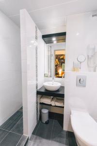 Logis Hôtel la Grassinais Saint-Malo的一间浴室