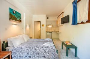 Llit o llits en una habitació de Nefeli Hotel
