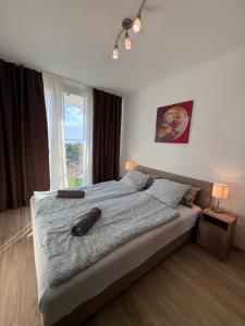 Posteľ alebo postele v izbe v ubytovaní Seaforth Apartment