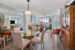 Un comedor y una sala de estar con mesa y sillas. en North Breakers #505, en Saint Simons Island