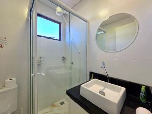 une salle de bains avec douche, lavabo et miroir dans l'établissement Apt Novo 2 Quartos 5 min do Centro e Av Cataratas, à Foz do Iguaçu 36 autres photos