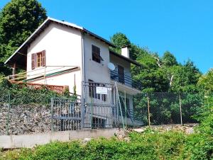 une maison blanche avec une clôture devant dans l'établissement Casa Vacanze SolEsport, à Caprauna