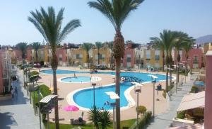 Bazén v ubytování TrendyHomes Laguna Beach nebo v jeho okolí