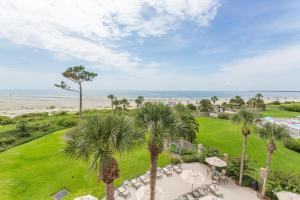 una vista aérea de un complejo con palmeras y una playa en North Breakers #411, en Saint Simons Island
