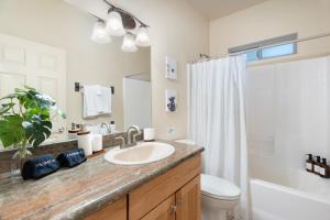 ein Badezimmer mit Waschbecken, Toilette und Dusche in der Unterkunft Terracotta Cove - Sedona, Jerome, Wineries in Cornville + 38 Fotos