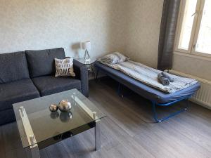 ein Wohnzimmer mit Couch und Tisch in der Unterkunft Klintvägen 18 apartment 10 in Mariehamn
