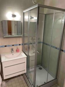 ein Badezimmer mit Dusche und Waschbecken in der Unterkunft Klintvägen 18 apartment 10 in Mariehamn + 12 Fotos