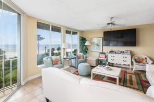 Una sala de estar con un sofá blanco y una ventana grande. en North Breakers #412, en Saint Simons Island