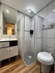 Un baño con ducha, inodoro y lavabo. en 1-Apto 1 dorm Barra Sul com VAGA, en Balneário Camboriú