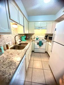 Η κουζίνα ή μικρή κουζίνα στο Fun-Filled 3 bedroom Retreat Near Six Flags & Stadiums