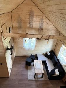 una vista dall'alto di un soggiorno in una cabina di Zielony Raj - Bieszczady a Wańkowa