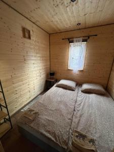 Posto letto in camera in legno con finestra. di Zielony Raj - Bieszczady a Wańkowa