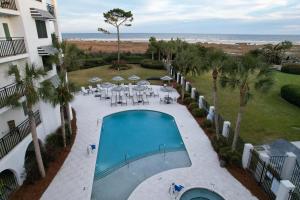 Una vista aérea de una piscina con mesas y sillas. en North Breakers #408, en Saint Simons Island