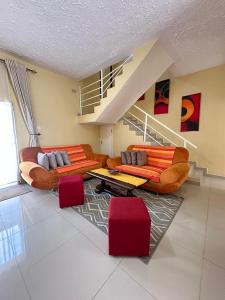 Posezení v ubytování MoreBs Place 2 Bedrm duplex Solar backUp & wifi