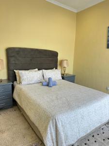 Postel nebo postele na pokoji v ubytování MoreBs Place 2 Bedrm duplex Solar backUp & wifi