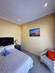 Postel nebo postele na pokoji v ubytování MoreBs Place 2 Bedrm duplex Solar backUp & wifi