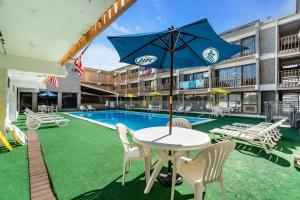 Bazén v ubytování Aztec Ocean Resort nebo v jeho okolí