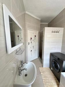 Koupelna v ubytování MoreBs Place 2 Bedrm duplex Solar backUp & wifi + 18 fotografií